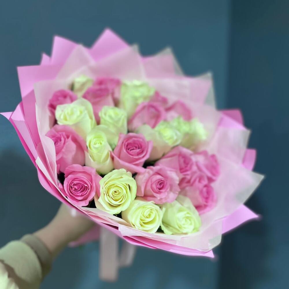 25 розово-белых роз