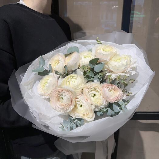 Ранункулюсы белые с эвкалиптом