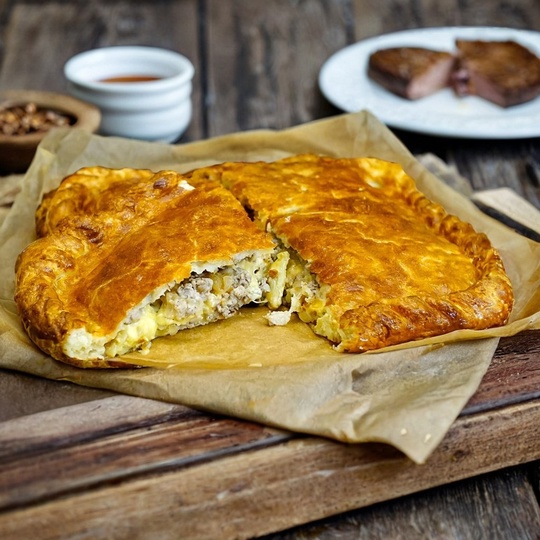 Слоеный пирог с мясом и сыром