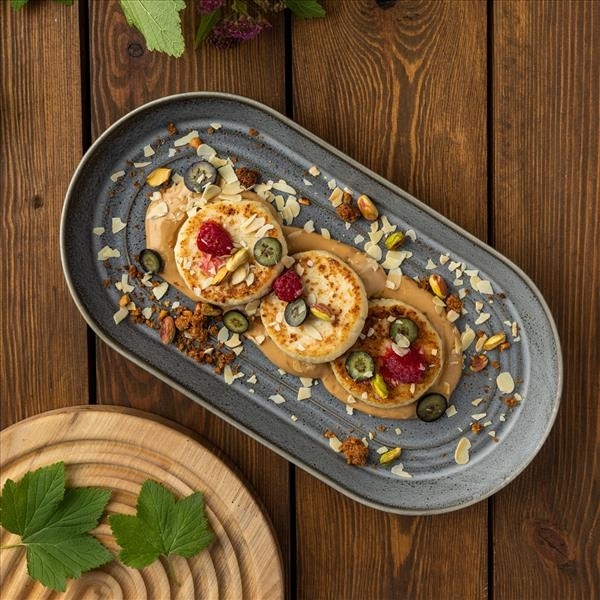 Сырники со сметанным кремом и вареной сгущенкой