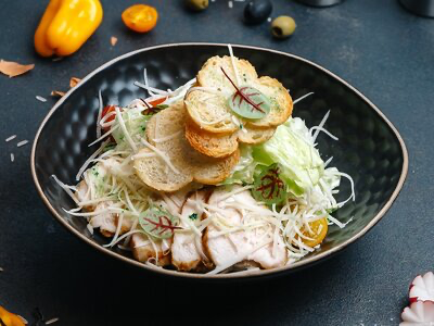 Салат Цезарь с курицей