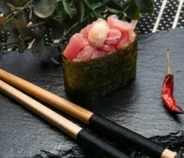 Гункан спайси тунец