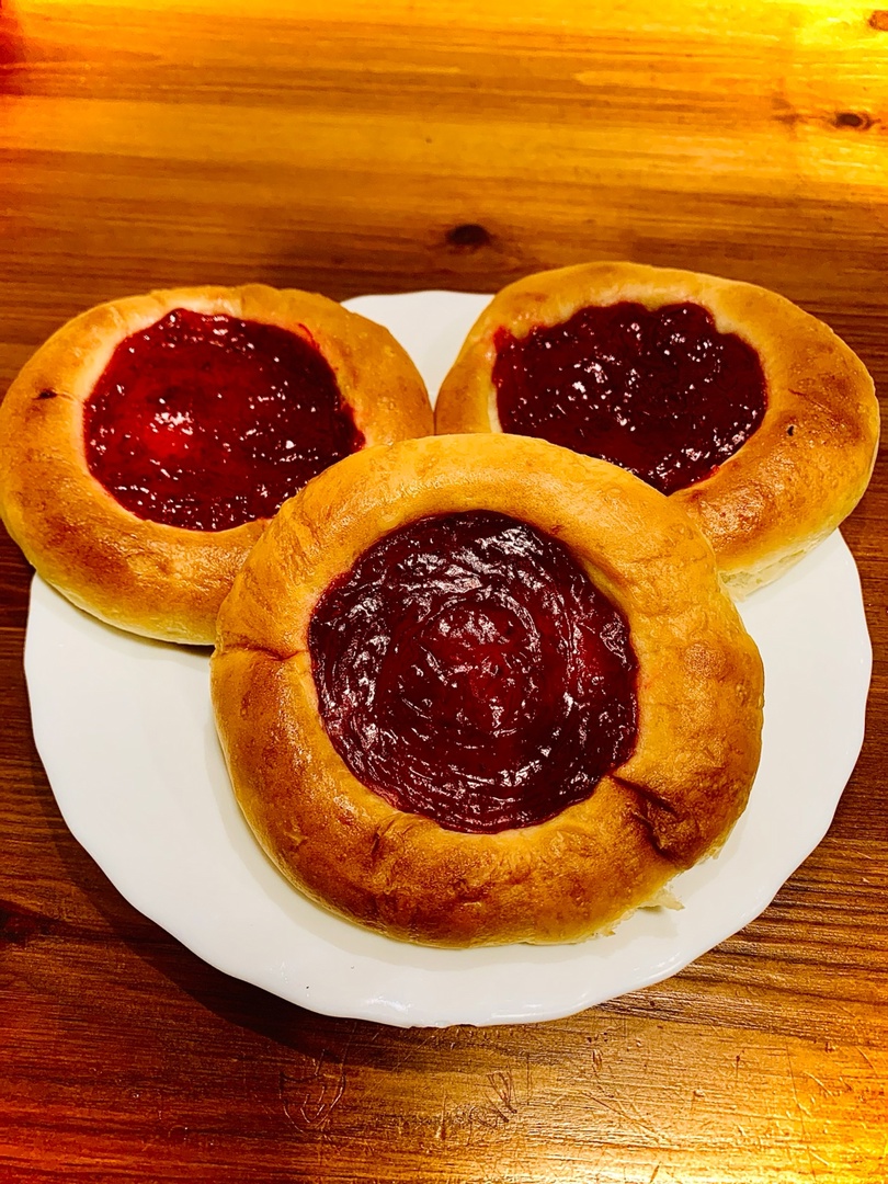 Ватрушка с клубничным джемом