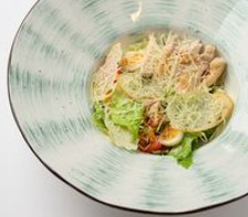 Салат Цезарь с цыпленком