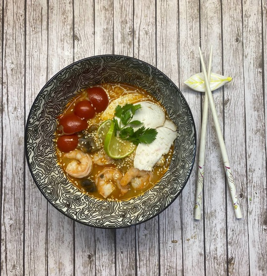 Суп Том ям с тигровой креветкой и куриц