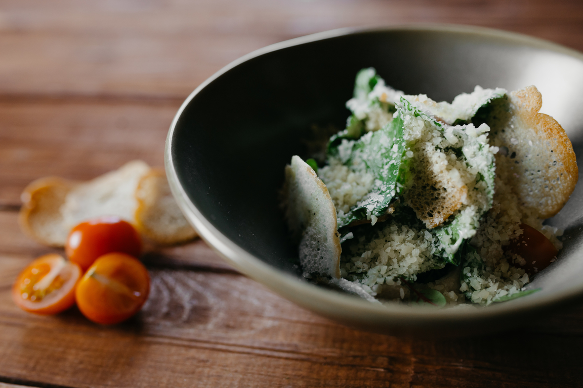 Салат Цезарь с беконом