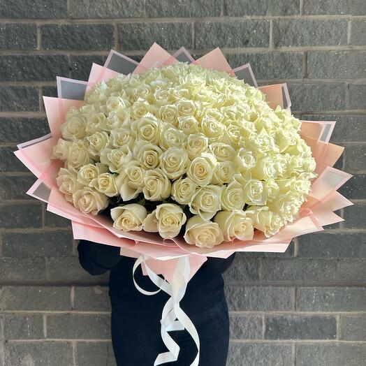 Букет из 101 белой розы в упаковке