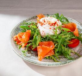 Салат с рукколой и лососем