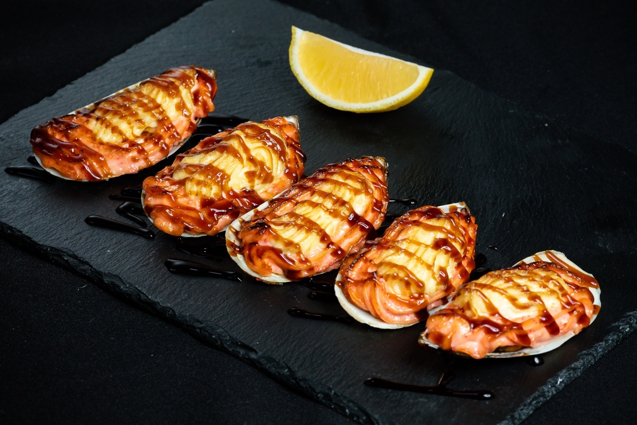 Мидии в раковине запеченные под пикантной сырной шапкой