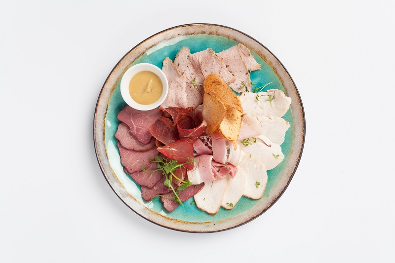 Тарелка мясных деликатесов
