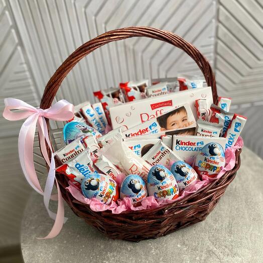 Корзинка сладостей киндеры