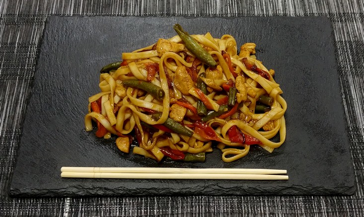 Udon со свининой в кисло-сладком соусе