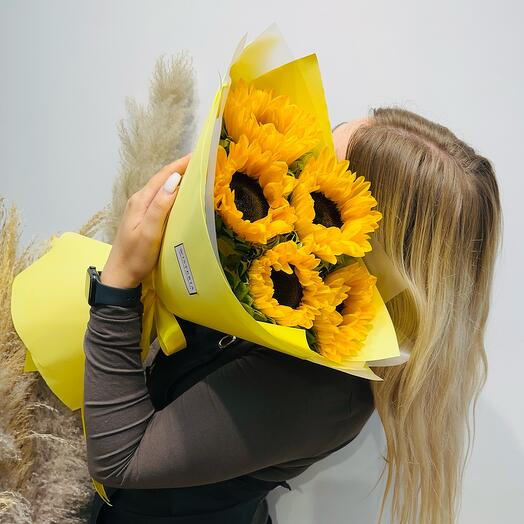 Букет 5 ярких подсолнухов