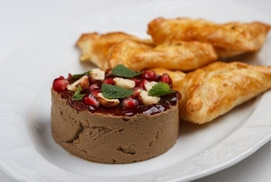Паштет из куриной печени с гранатовым соком, орехами и конвертиками
