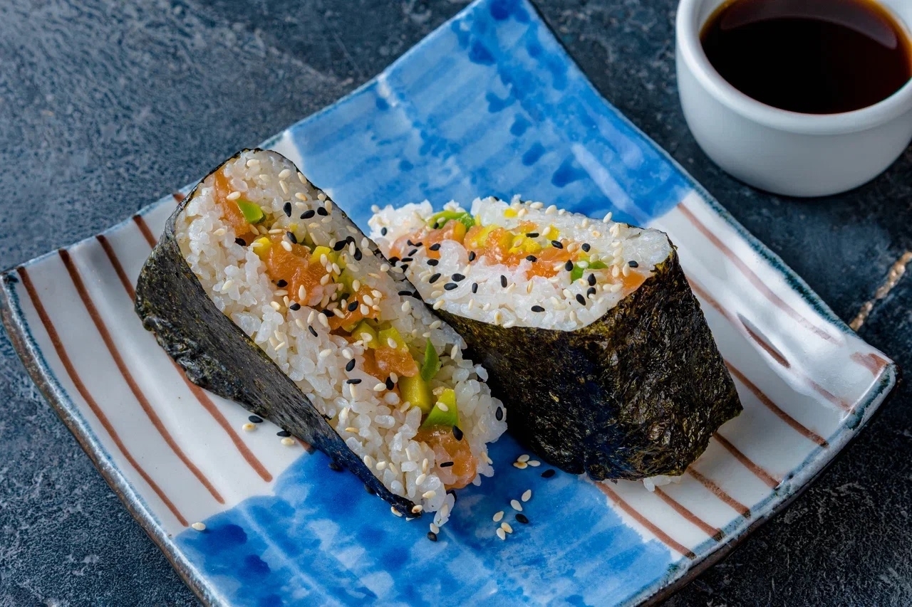 Онигири с лососем