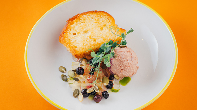 Хрустящая бриошь с паштетом из куриной печени и луковым конфи