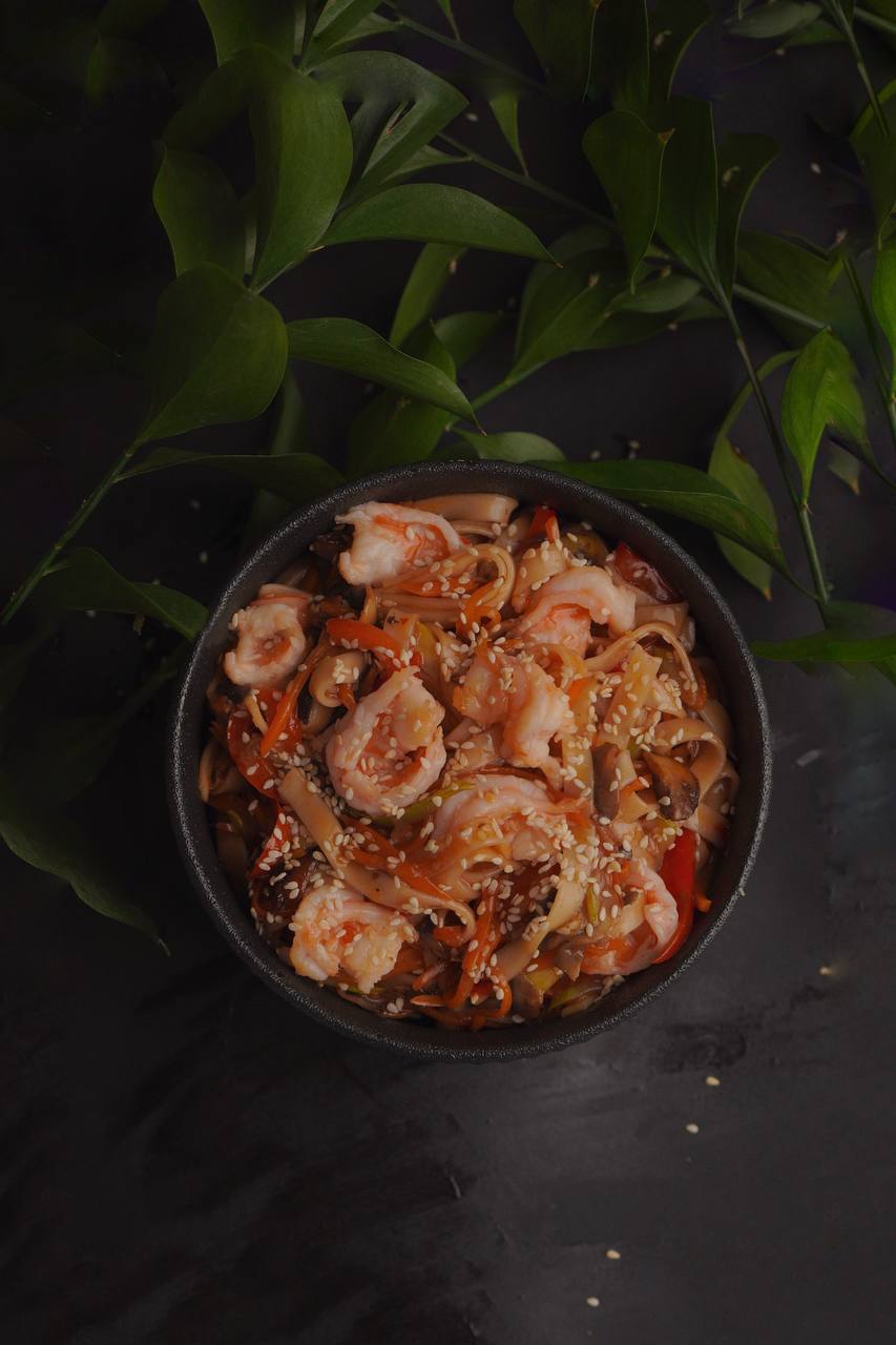 Вок с овощами и креветками
