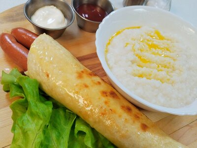 Рисовая каша с сосисками в лаваше