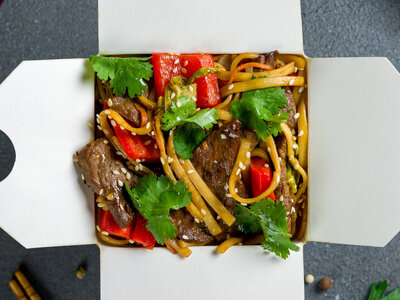 Wok по-китайски с говядиной и удон