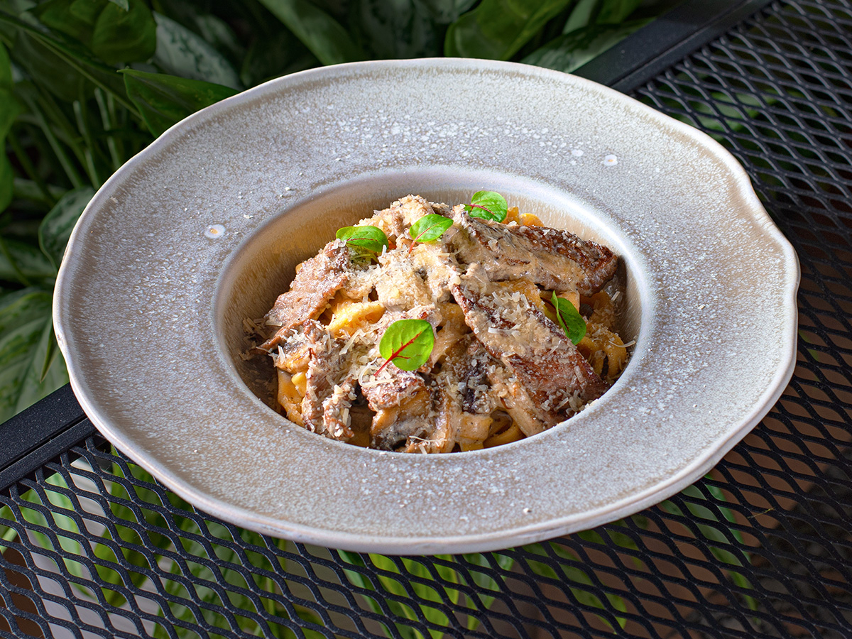 Паста с телятиной в сливочно-перечном соусе