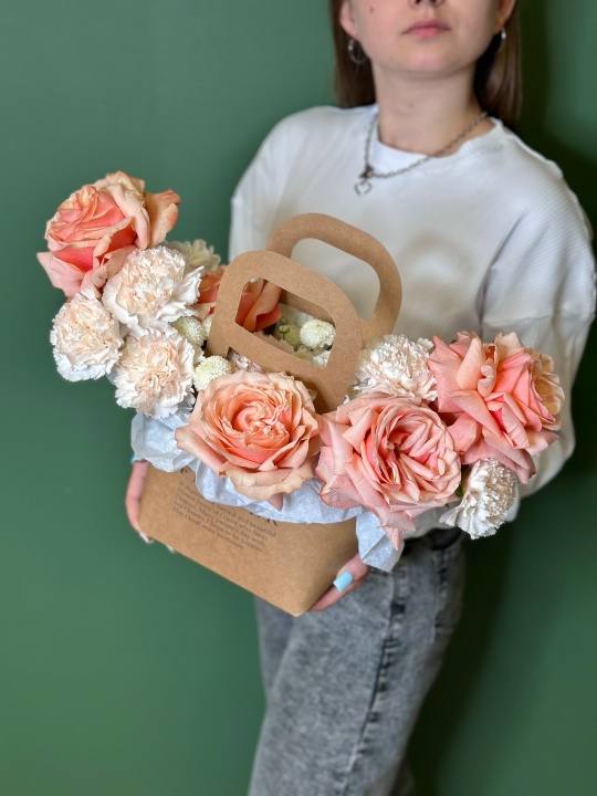 Сумочка с розой Кахала ,кремовыми гвоздиками и ньютоном