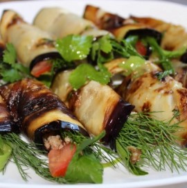 Рулетики из баклажанов с мясом и сыром