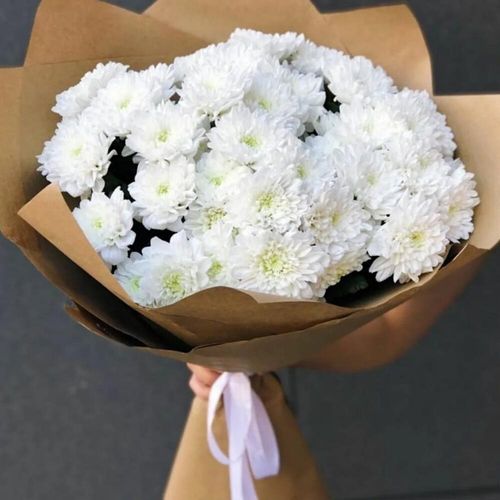 Белые кустовых хризантем в крафте