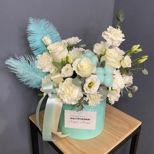 Композиция в коробке с розами,диантусами с хлопком