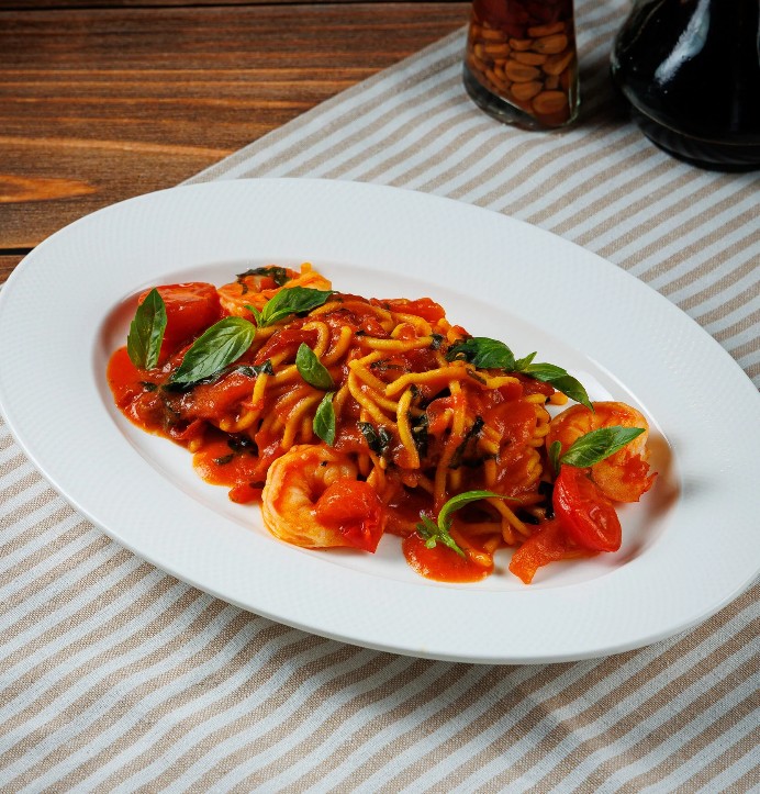 Спагетти с креветками в томатном соусе