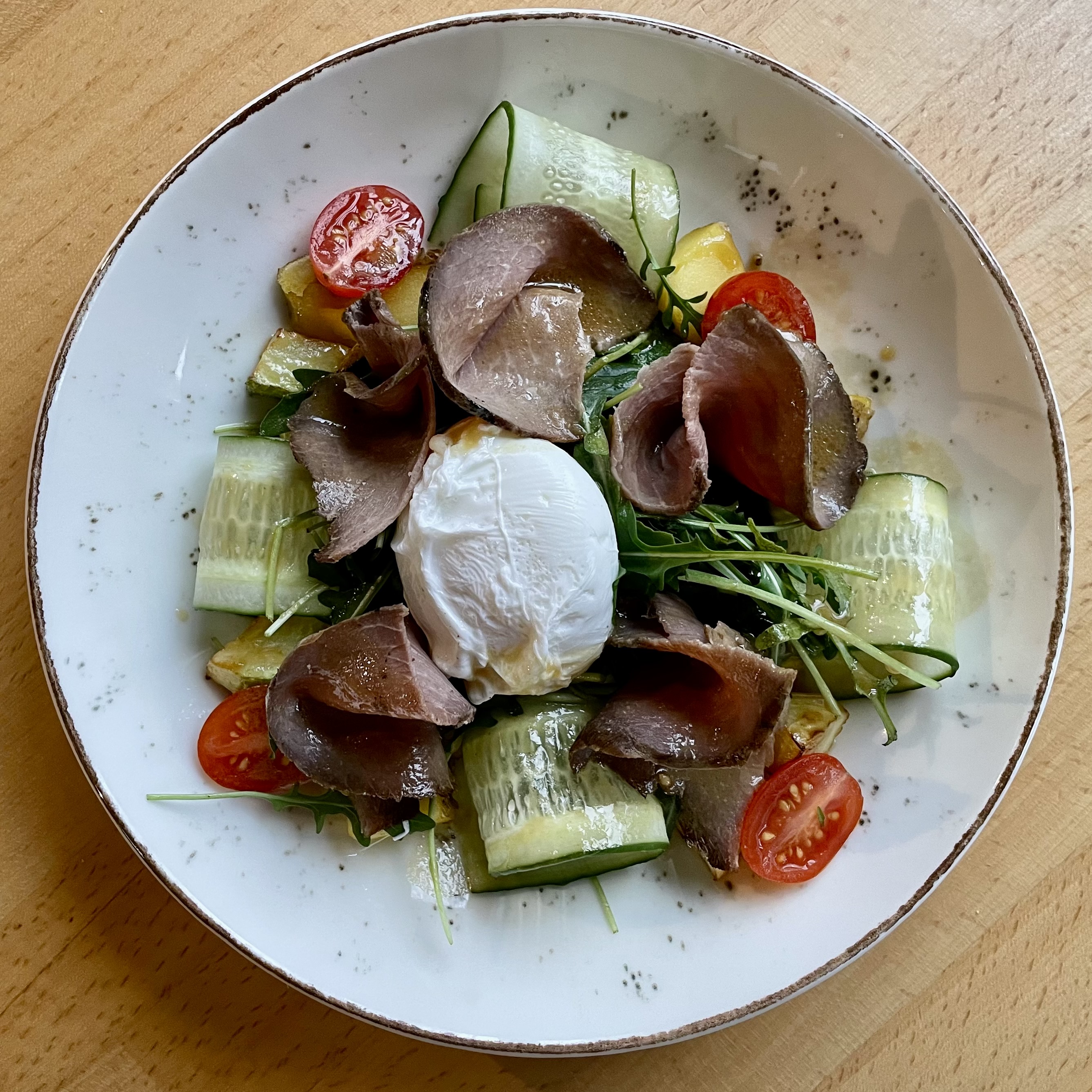 Салат с ростбифом и яйцом пашот