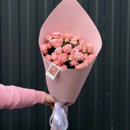 Пионовидные кустовые розы букет нежный