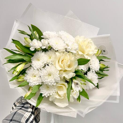 Букет «Amor» из ажурных роз, хризантем