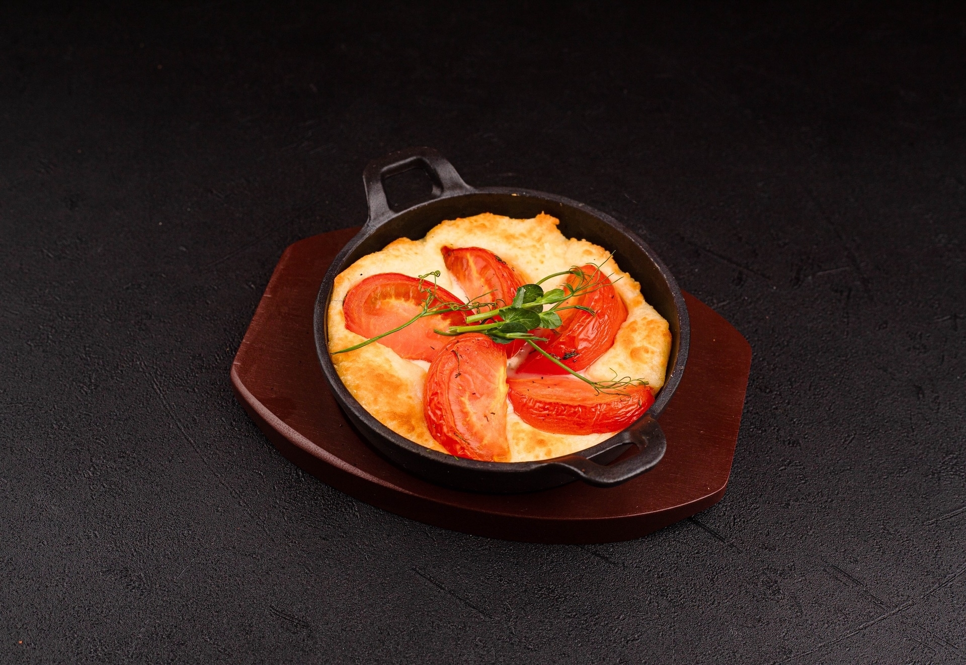 Запеченный сыр сулугуни с томатами