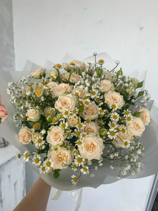 Весенний букет из кустовых роз, ромашек и гипсофилы