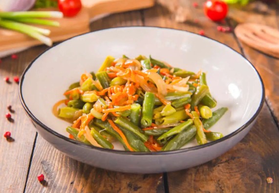 Фасоль стручковая жареная с овощами