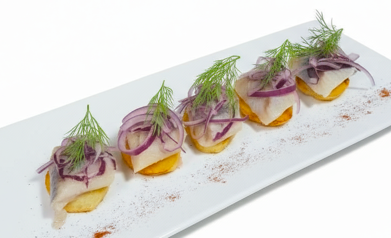 Сельдь слабосоленая с молодым картофелем и луком