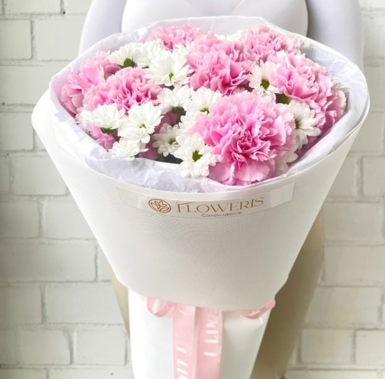 Букет из диантусов и хризантемы сантини