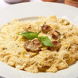 Фарфалле с курицей и грибами