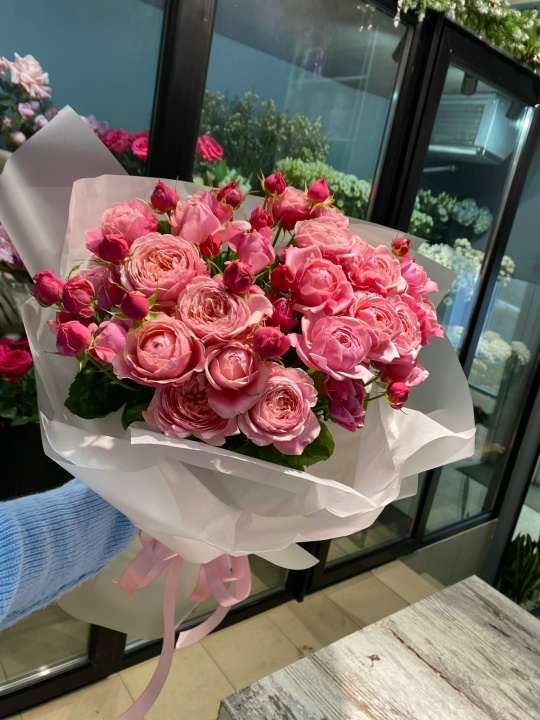 Букет из кустовых пионовидных роз