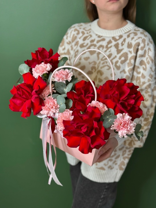 Красные французские розы с розовыми диантусами и эвкалиптом в сумочке