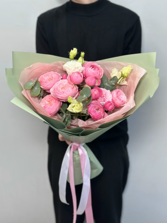 Пионовидные розы сильва с эустомой