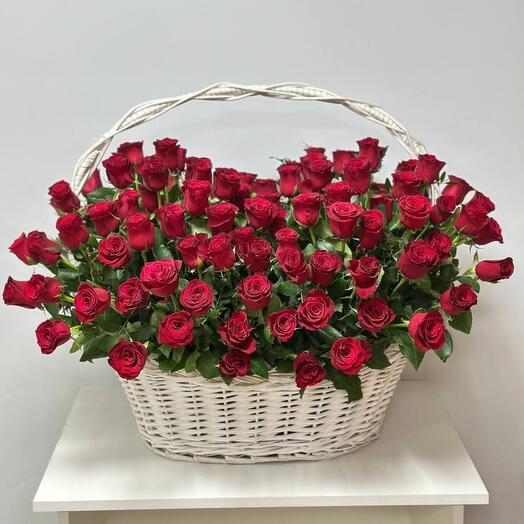 Шикарная корзина из 101 розы "Скажи мне да!"