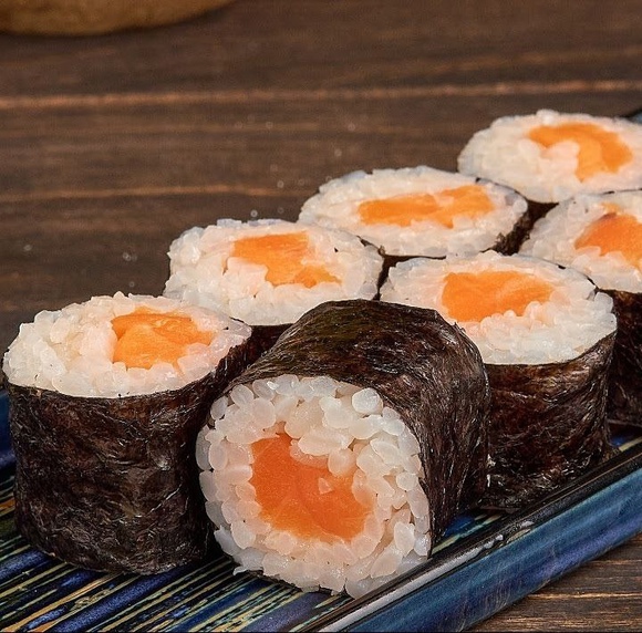 Маки с лососем