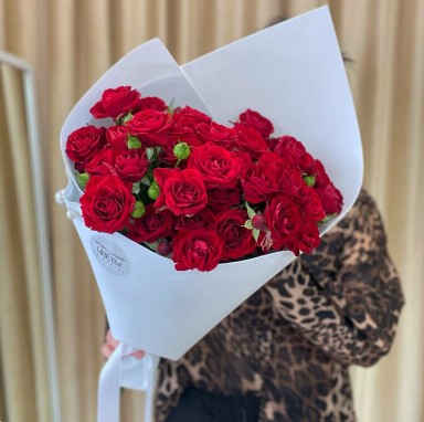 Букет из кустовых красных роз