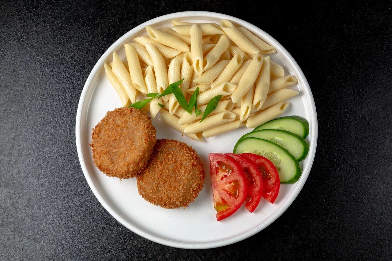 Котлеты свиные с пастой пенне 