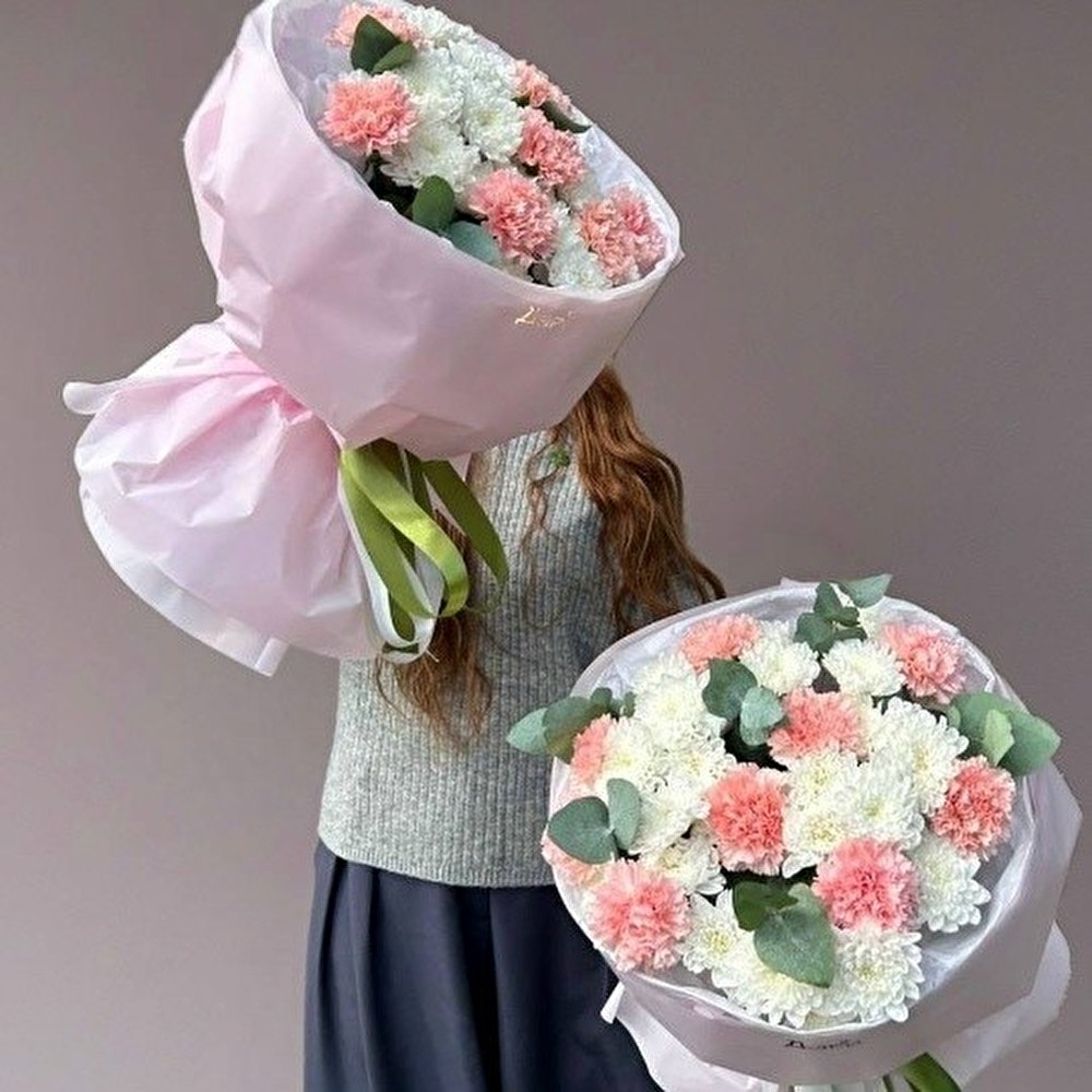 №34 Воздушный букет из хризантемы, диантусов и ароматного эвкалипта M