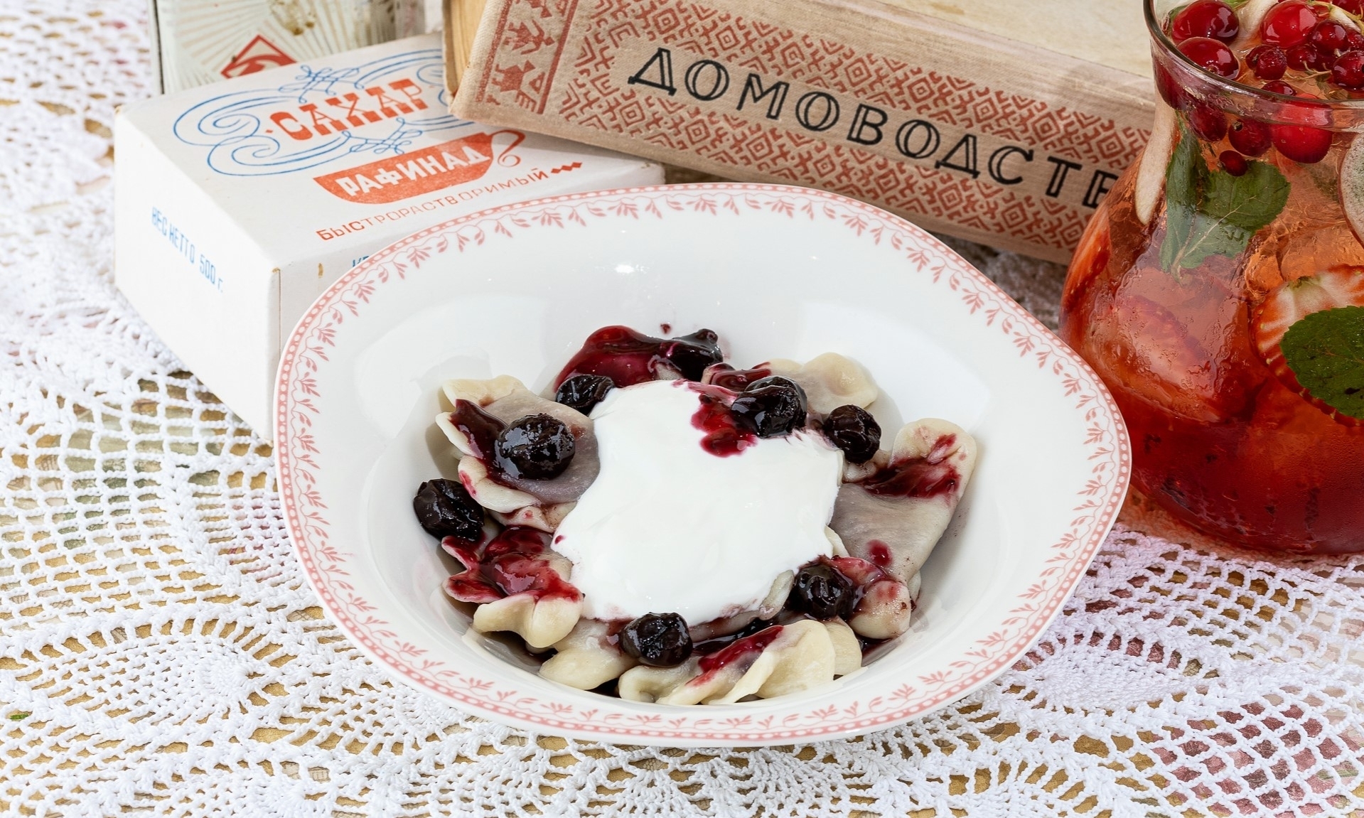 Вареники с вишней, с греческим йогуртом и домашним вареньем