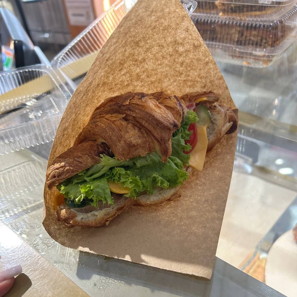 Круассан с курицей*