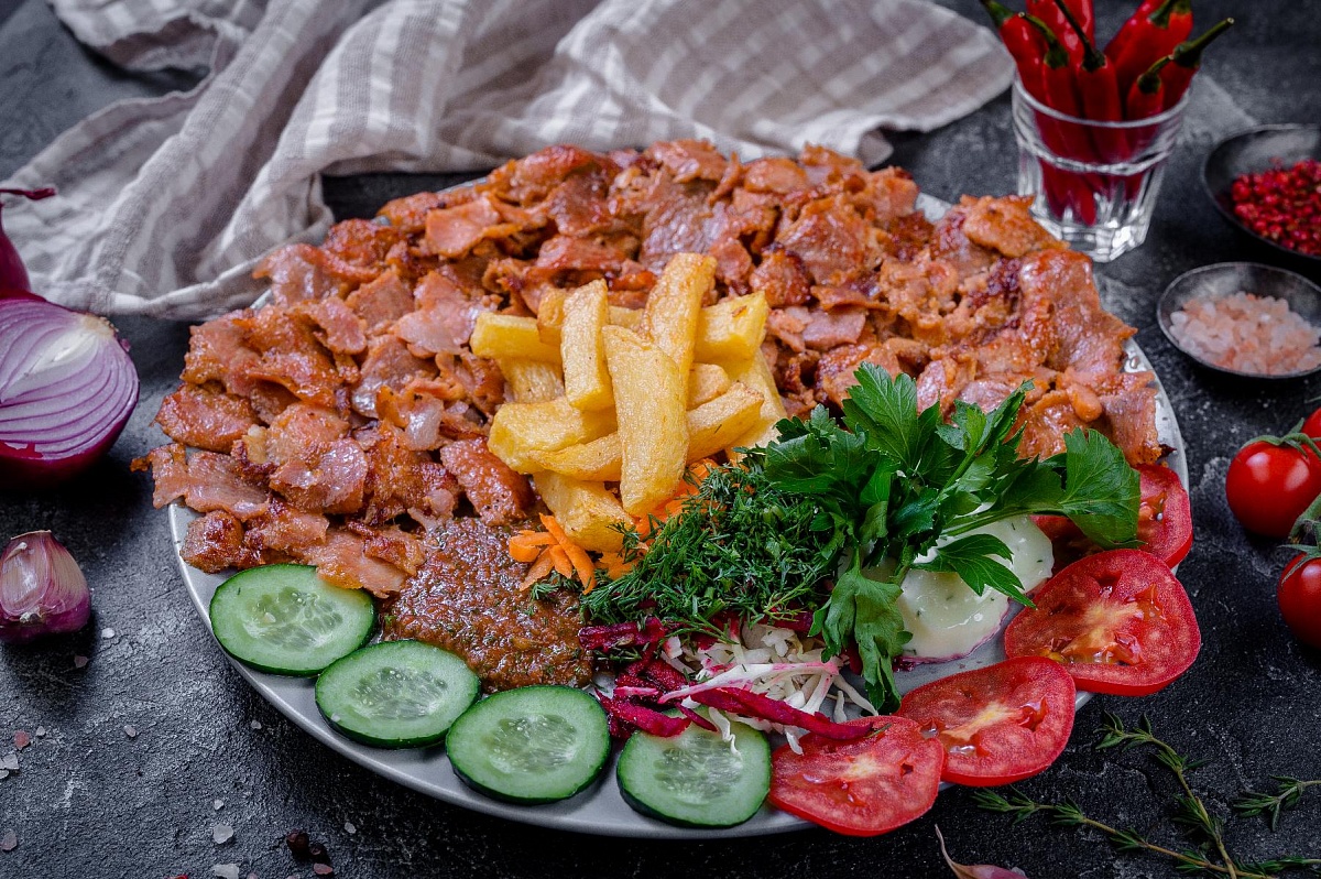Шаурма из телятины на тарелке