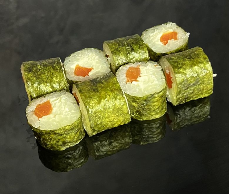 Ролл с копчёным лососем и сыром